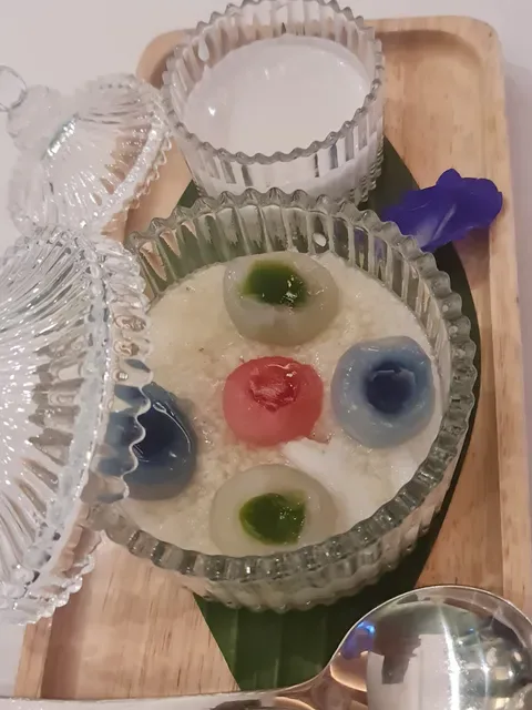 KHAO (Ekkamai)