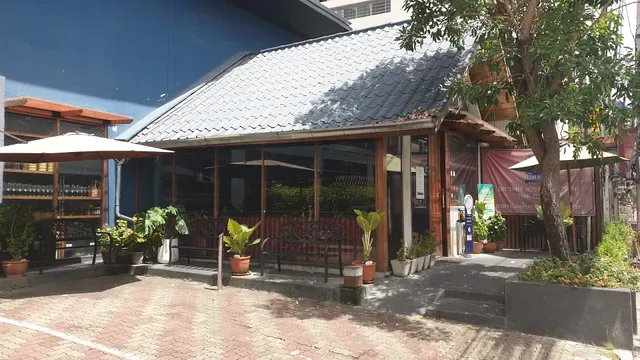 Sri Trat Restaurant and Bar