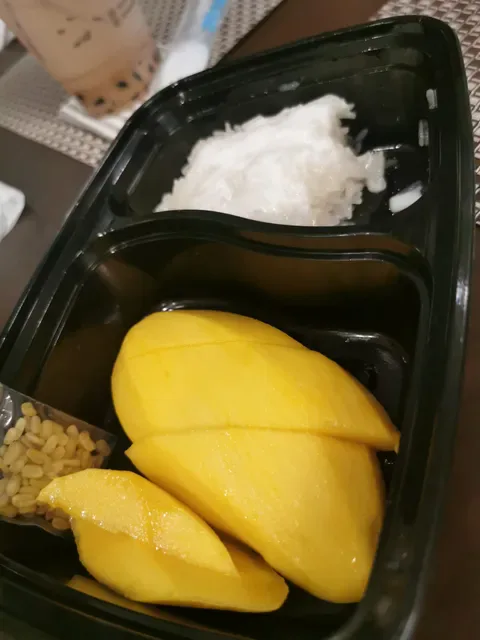 Pa Lek-Pa Yai mango sticky rice (ข้าวเหนียวมะม่วงป้าเล็ก-ป้าใหญ่)