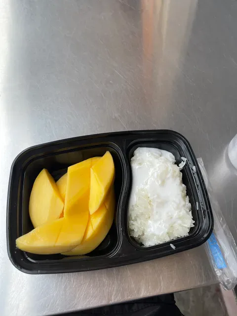 Pa Lek-Pa Yai mango sticky rice (ข้าวเหนียวมะม่วงป้าเล็ก-ป้าใหญ่)