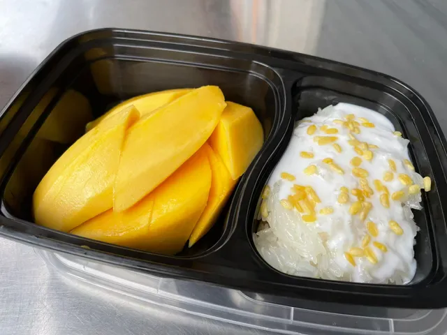 Pa Lek-Pa Yai mango sticky rice (ข้าวเหนียวมะม่วงป้าเล็ก-ป้าใหญ่)