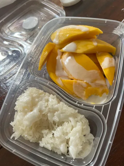 Pa Lek-Pa Yai mango sticky rice (ข้าวเหนียวมะม่วงป้าเล็ก-ป้าใหญ่)