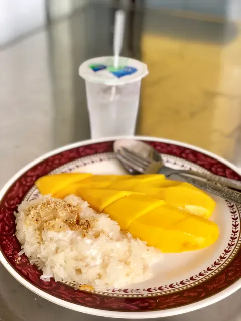 Pa Lek-Pa Yai mango sticky rice (ข้าวเหนียวมะม่วงป้าเล็ก-ป้าใหญ่)