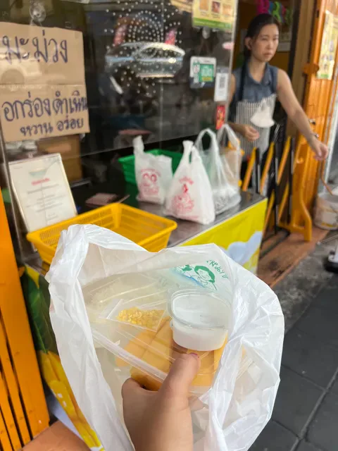 Pa Lek-Pa Yai mango sticky rice (ข้าวเหนียวมะม่วงป้าเล็ก-ป้าใหญ่)