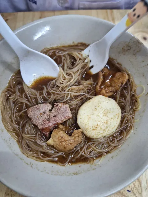 ก๋วยเตี๋ยวเรือแม่พลอย (Mae Ploy Boat Noodles)