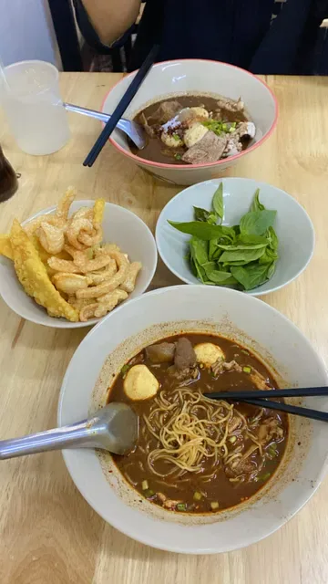 ก๋วยเตี๋ยวเรือแม่พลอย (Mae Ploy Boat Noodles)