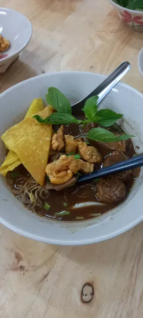 ก๋วยเตี๋ยวเรือแม่พลอย (Mae Ploy Boat Noodles)