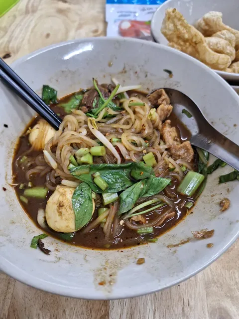 ก๋วยเตี๋ยวเรือแม่พลอย (Mae Ploy Boat Noodles)