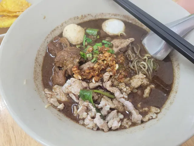 ก๋วยเตี๋ยวเรือแม่พลอย (Mae Ploy Boat Noodles)