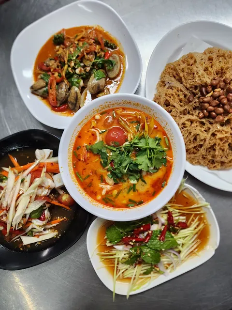 Jaekoy เจ๊ก้อย ส้มตำอาหารอีสาน เพชรบุรี12 (สาขา1)