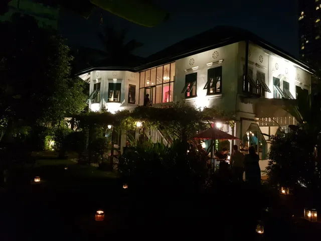 Issaya Siamese Club